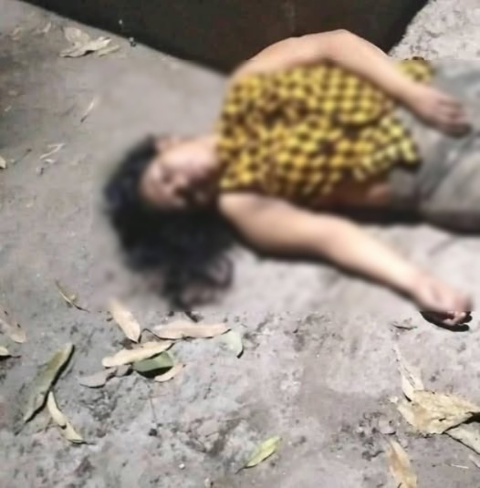 J0ven es aband0nada inconsciente cerca de un barranc0 en… Ver más